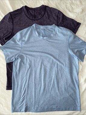 Bundle of two men’s Lululemon soft jersey tshirts - L